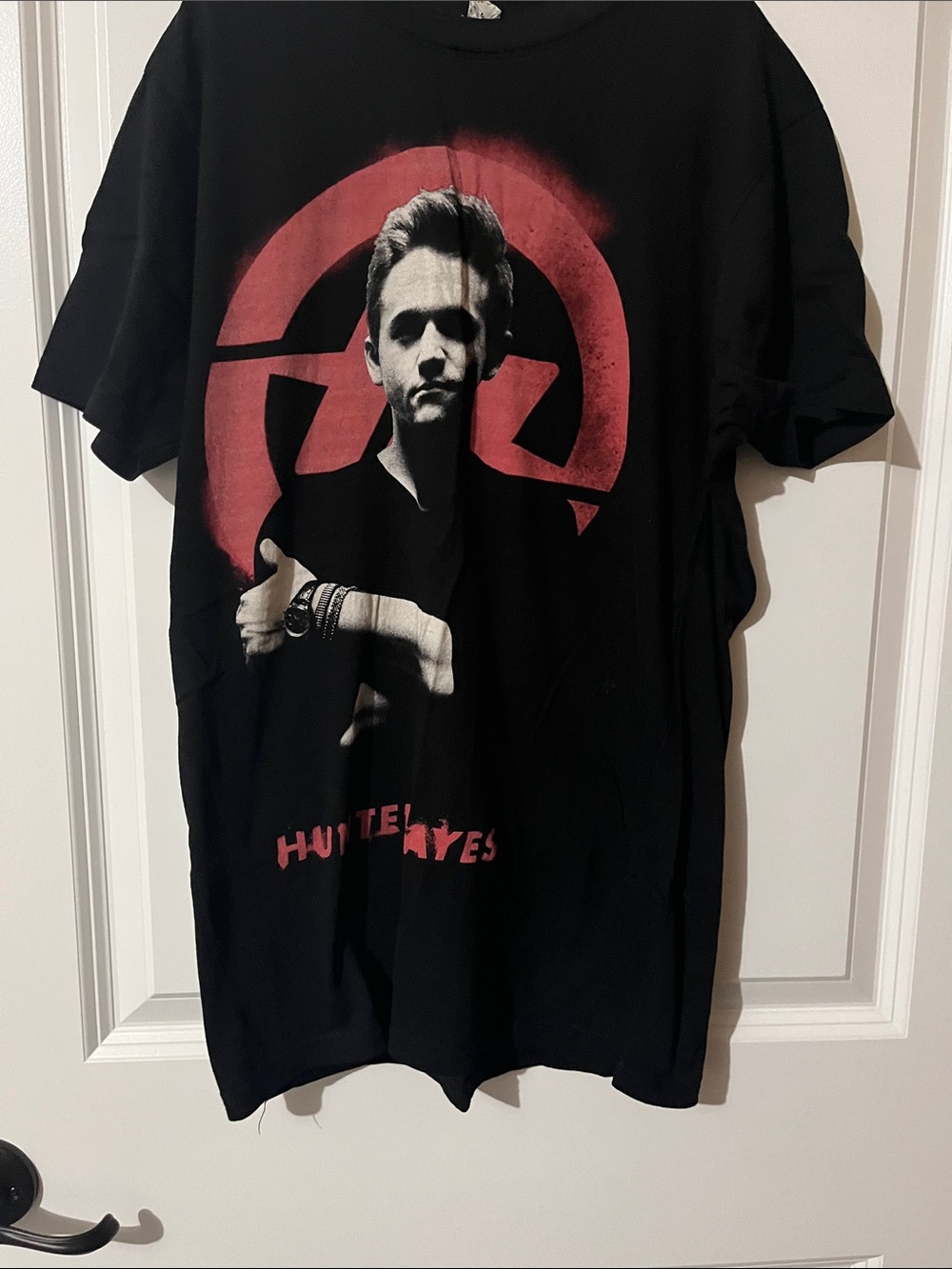 Hunter Hayes Black Short-Sleeve Graphic Tee with Red Print